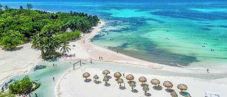 بالقرب من الشاطئ، كراسي للتشمس، مناشف للشاطئ