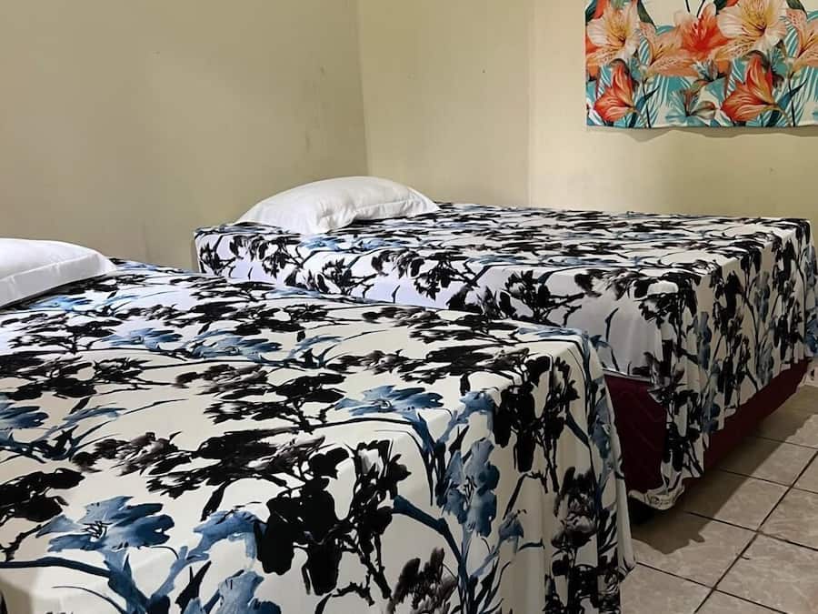 1 habitaciĂłn, tabla de planchar con plancha, wifi gratis y ropa de cama