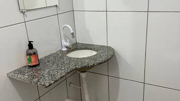 Suite, non-fumeurs | Salle de bain | Articles de toilette gratuits, serviettes fournies, savon