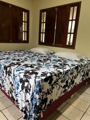 Suite clásica | 1 habitación, tabla de planchar con plancha, wifi gratis y ropa de cama 