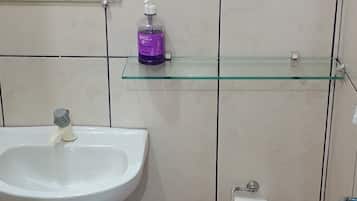 Classic Suite | Bathroom | Free toiletries, towels, soap, toilet paper