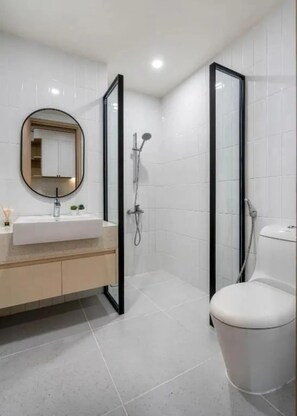 Deluxe-studiolejlighed - byudsigt | Badeværelse | Bruser, brusehoved med spredningseffekt, gratis toiletartikler