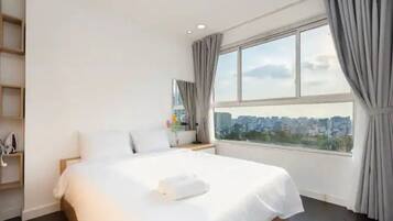 Departamento Deluxe, 3 habitaciones, vista a la ciudad | 2 habitaciones, escritorio y espacio para trabajar con laptop