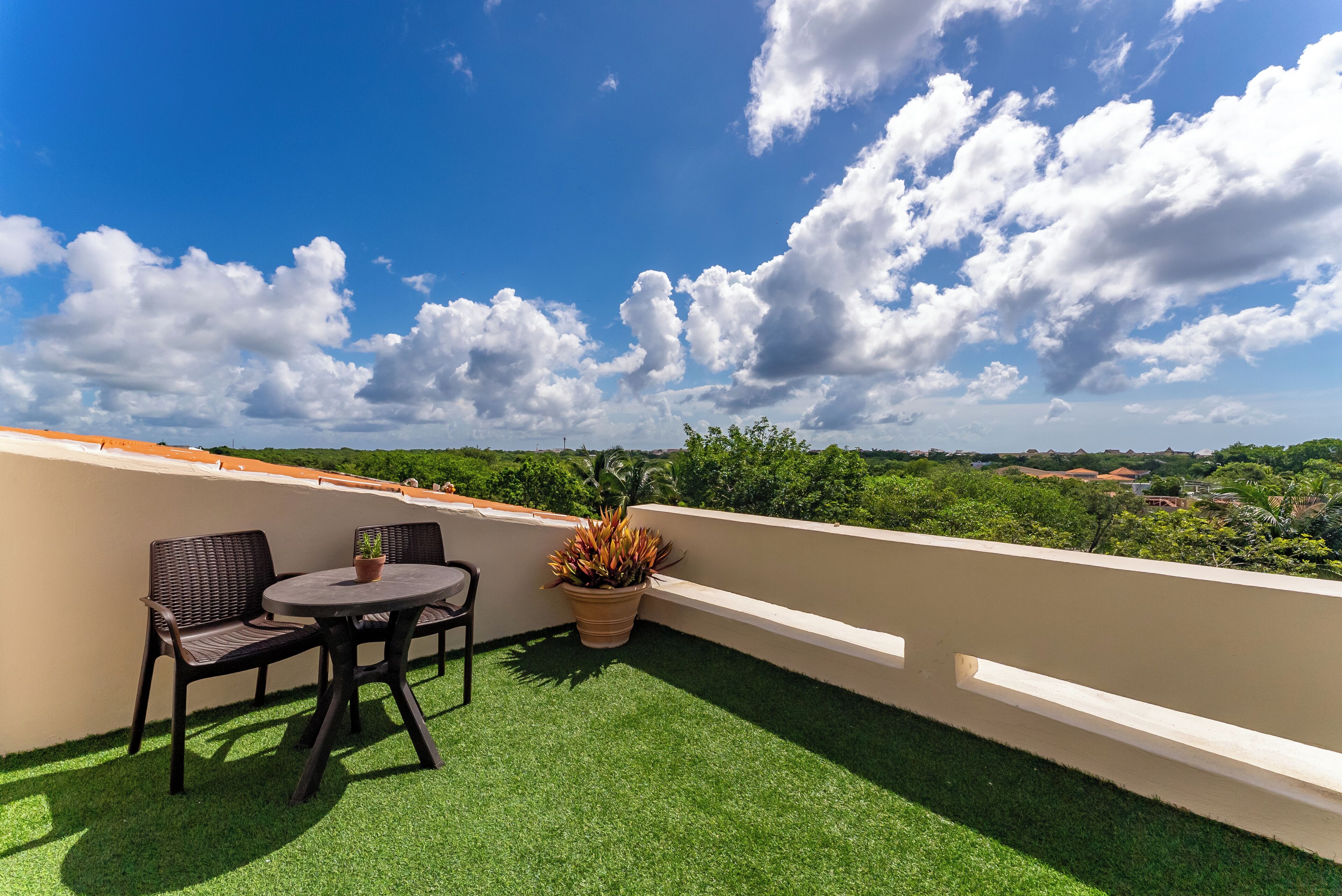 Estudio junior, 1 cama King size y sofá cama, refrigerador, vista al campo de golf | Vista del balcón
