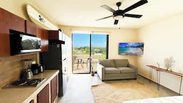 Estudio junior, 1 cama King size y sofá cama, refrigerador, vista al campo de golf | Cocina privada | Refrigerador, microondas, parrilla de estufa y cafetera de espresso