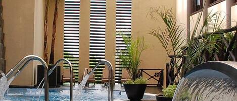 Un sauna, una bañera de hidromasaje, tratamientos corporales