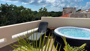 Estudio junior, 1 cama King size y sofá cama, refrigerador, vista al campo de golf | Terraza o patio