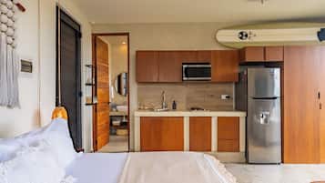 Een bureau, een laptopwerkplek, gratis wifi