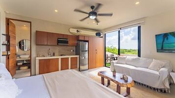 Junior studio, 1 kingsize bed met slaapbank, koelkast, uitzicht op golfbaan | Een bureau, een laptopwerkplek, gratis wifi