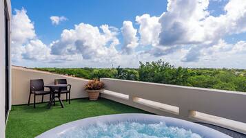 Junior Studio, 1 King Bed with Sofa bed, Refrigerator, Golf View | Terrace/patio