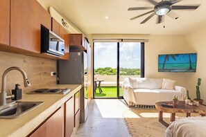 Junior Studio, 1 Katil Raja (King) dengan Katil Sofa, Refrigerator, Golf View | Dapur peribadi | Peti sejuk, ketuhar gelombang mikro, dapur, pembancuh kopi espreso 