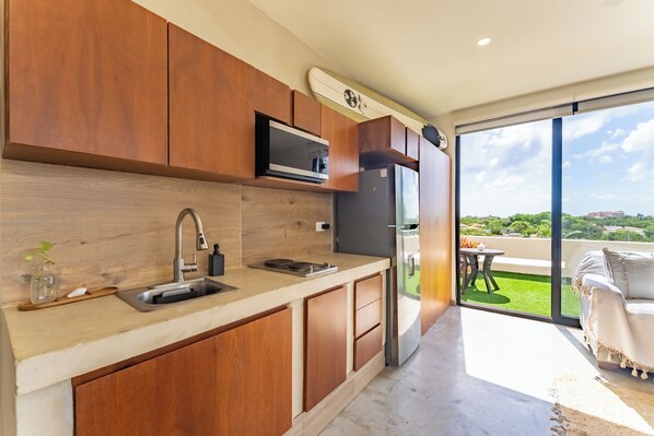 Estúdio júnior, 1 cama King e sofá-cama, geladeira, vista para o campo de golfe | Cozinha privada | Máquina de café expresso, geladeira, micro-ondas, cooktop