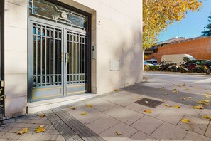 Exterior detail - Blueground | Argüelles, elevator, nr landmarks (Madrid)