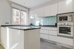 Fridge, microwave, oven, stovetop - Blueground | Argüelles, elevator, nr landmarks (Madrid)