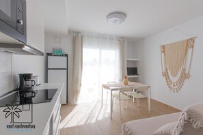 Kjøleskap, mikrobølgeovn, kaffetrakter/tekoker og brødrister