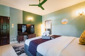 4 bedrooms, iron/ironing board, WiFi, bed sheets