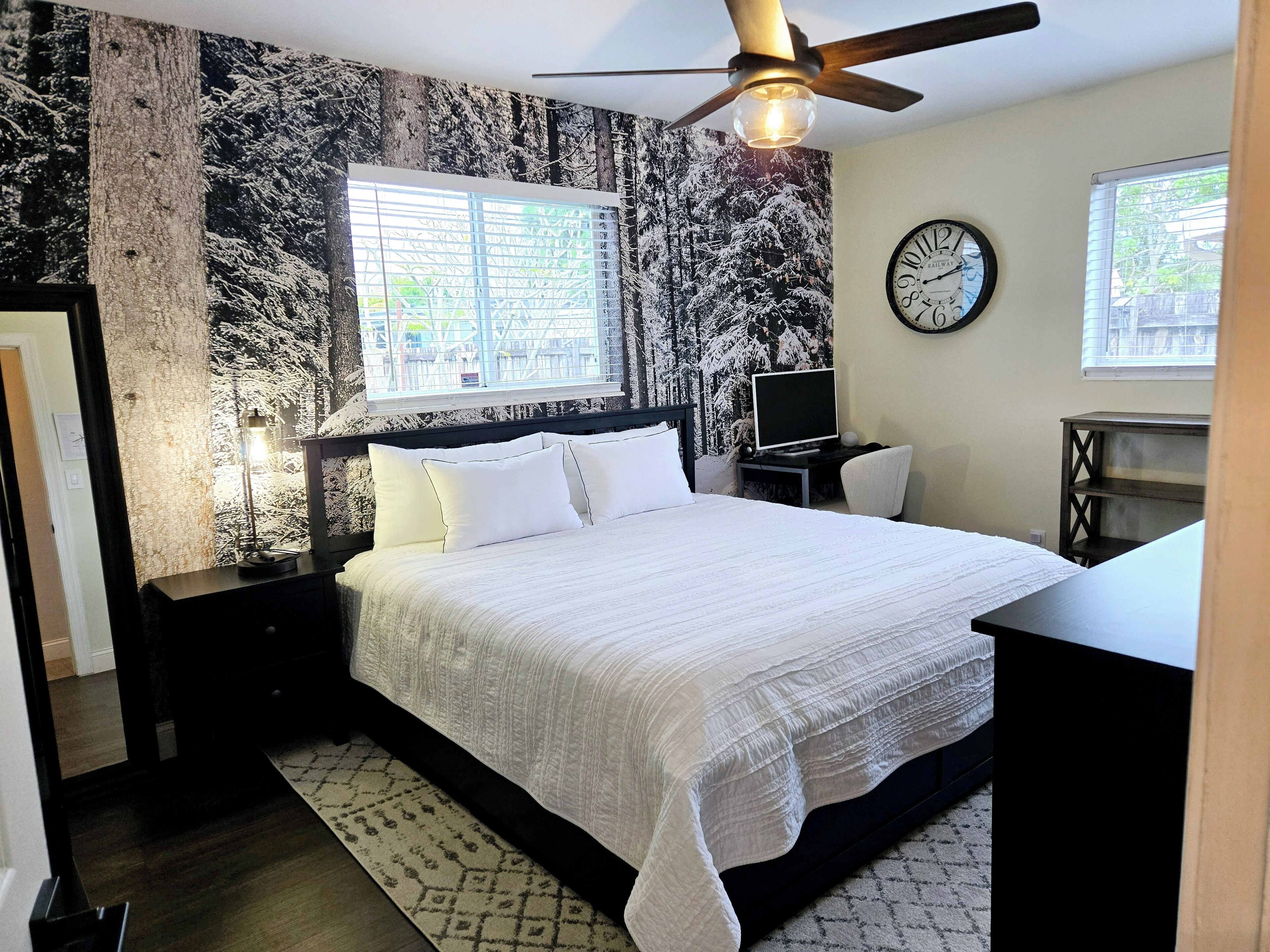 3 間睡房、書桌、熨斗/熨衫板、可攜式嬰兒床