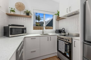 Refrigerador, microondas, horno, placa de cocina