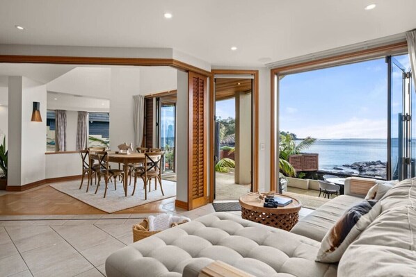 تلفزيون ذكي، مدفأة، مكتب