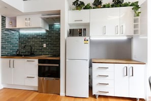 Frigorífico, microondas, horno y placa de cocina