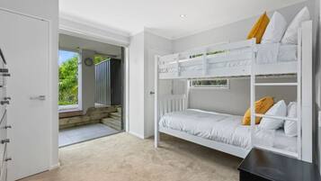 5 bedrooms, desk, iron/ironing board, WiFi