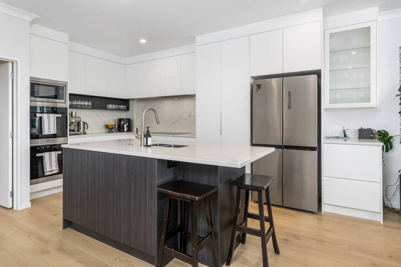 冷蔵庫、電子レンジ、オーブン、コンロ