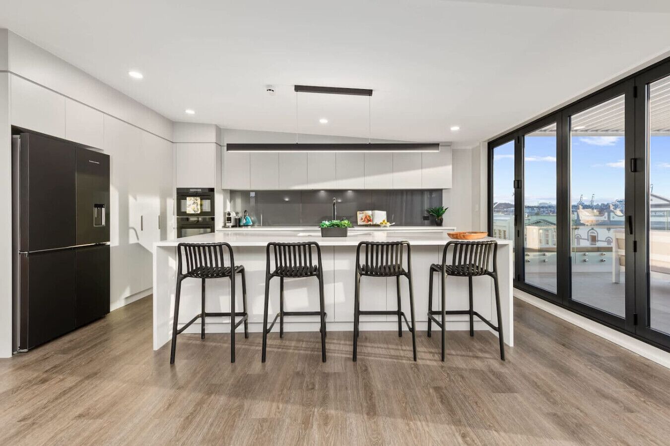 Jääkaappi, mikroaaltouuni, uuni, liesi