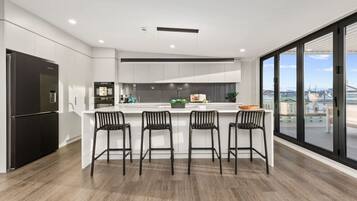 Geladeira, micro-ondas, fogão, cooktop