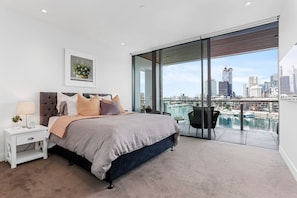 3 bedrooms, desk, iron/ironing board, free WiFi - Harbour front Living at Wynyard Marina (Auckland)