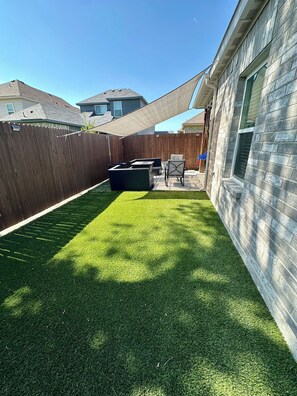 Outdoor dining - Nice 2 BD/2 BA in Grand Prairie near DFW, AT&T & Epic (Grand Prairie)