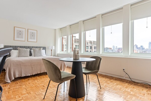 Silitysrauta/-lauta, Wi-Fi, vuodevaatteet