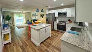Coffee/tea maker, fridge, microwave, oven - NEW Amazing Sunshine-Up 6 Guests-Private Backyard (Port Orange)