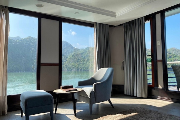 Escritorio, cortinas blackout y tabla de planchar con plancha