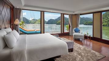 Bàn, màn/rèm cản sáng, phòng cách âm, bàn ủi/dụng cụ ủi quần áo