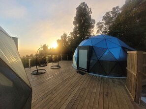 Terrace/patio - DuskDawn Glass dome glamping in the bush near Auckland
NOW with a Spa! (Auckland)