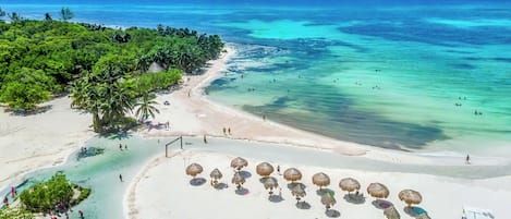 Una spiaggia nelle vicinanze, lettini da mare, teli da spiaggia