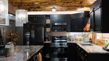 Frigorífico, microondas, horno y placa de cocina