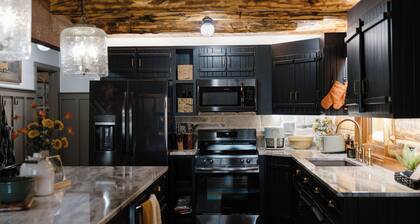 Spacious 6-bedroom cabin & sports bar in Amish country. Close to Breitenbach.