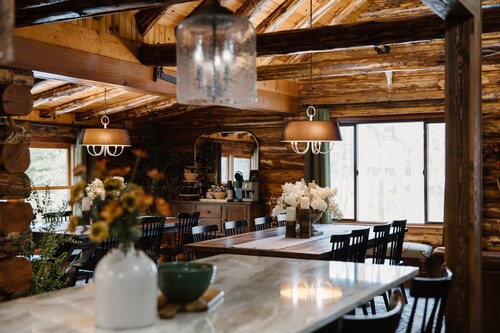 Spacious 6-bedroom cabin & sports bar in Amish country. Close to Breitenbach.