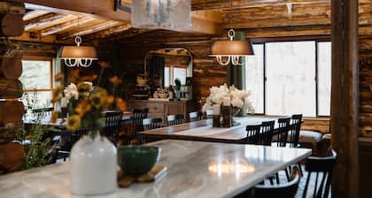 Spacious 6-bedroom cabin & sports bar in Amish country. Close to Breitenbach.