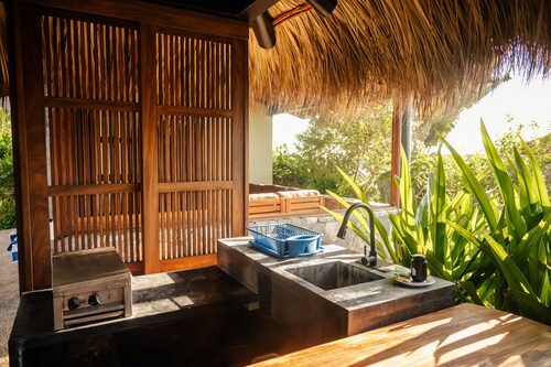 Casita Tabachines. Cozy studio with palapa, dipping pool, walk to the break