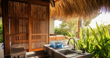 Casita Tabachines. Cozy studio with palapa, dipping pool, walk to the break