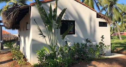 Casita Tabachines. Cozy studio with palapa, dipping pool, walk to the break