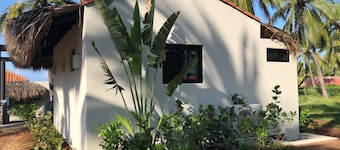 Casita Tabachines. Cozy studio with palapa, dipping pool, walk to the break