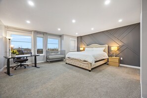 4 chambres, bureau, fer et planche à repasser, lit parapluie