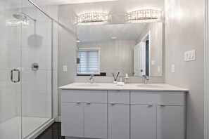 Dusche, Haartrockner, Bidet, Handtücher