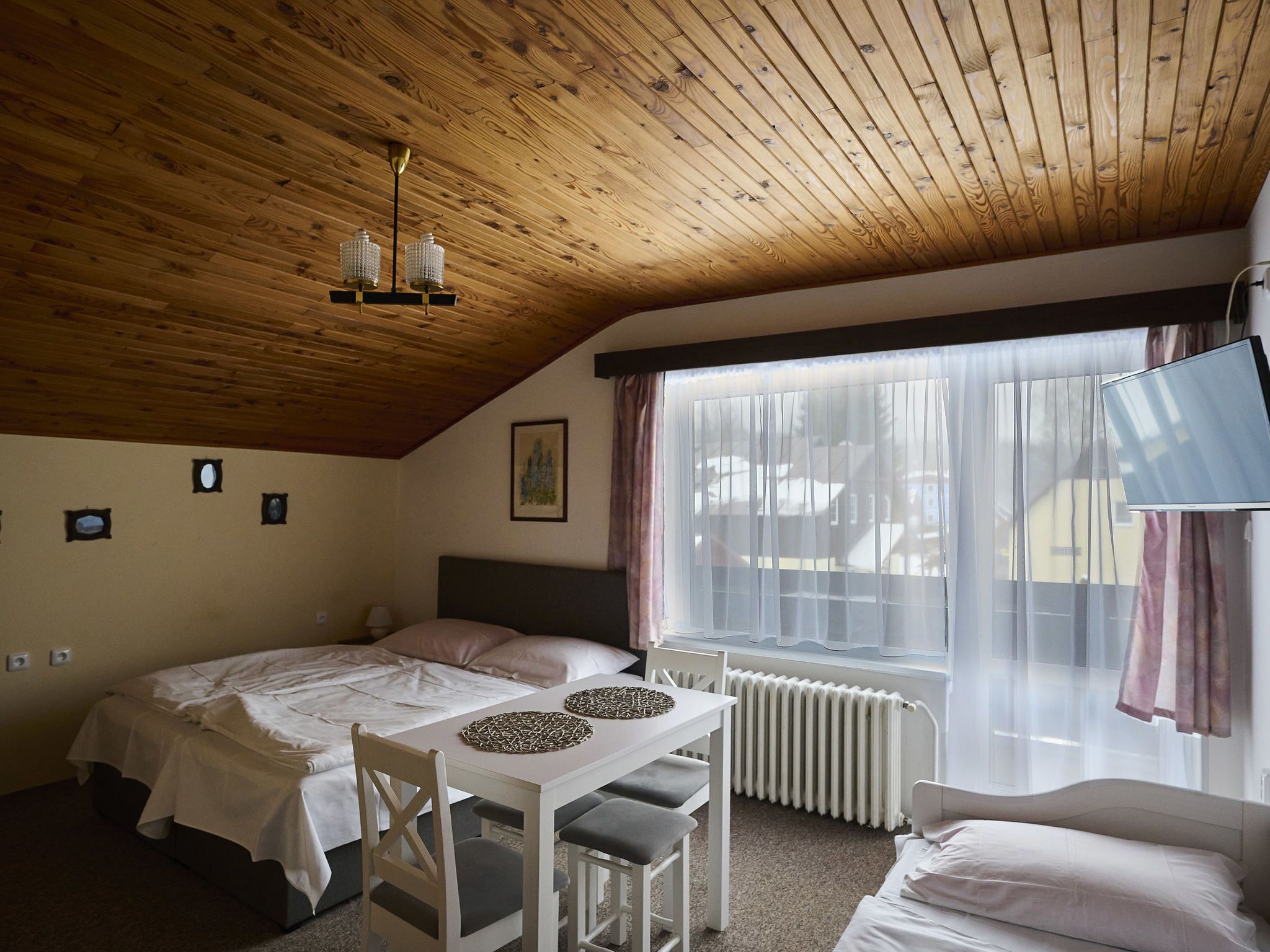 5 bedrooms, desk, internet