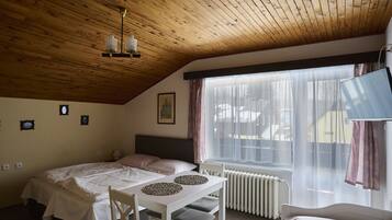 5 bedrooms, desk, internet