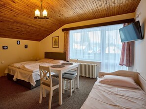 5 bedrooms, desk, internet