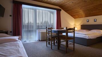 5 bedrooms, desk, internet